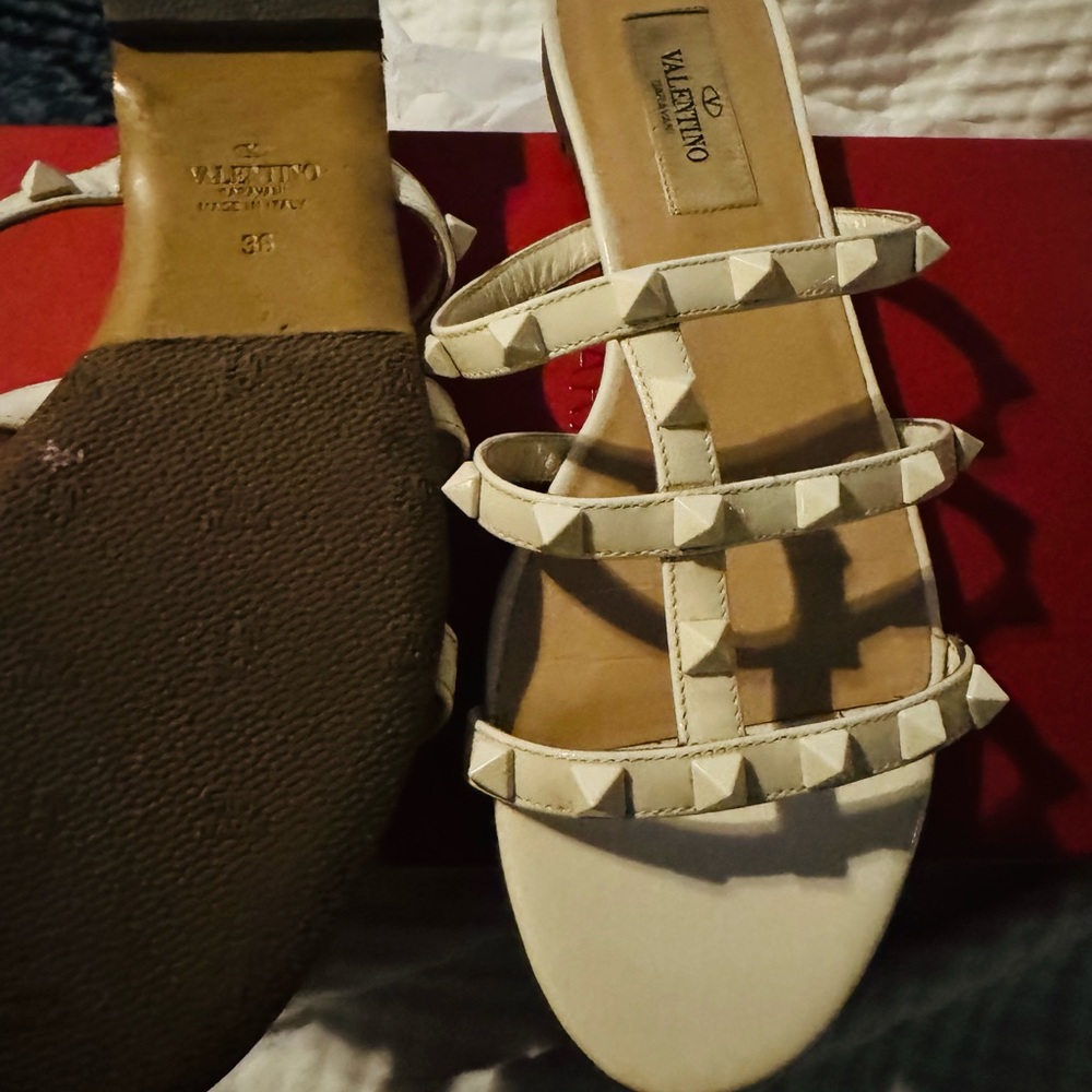 Valentino Garavani
Tonal Rockstud Flat Leather Slide Sandals - Picture 2 of 11